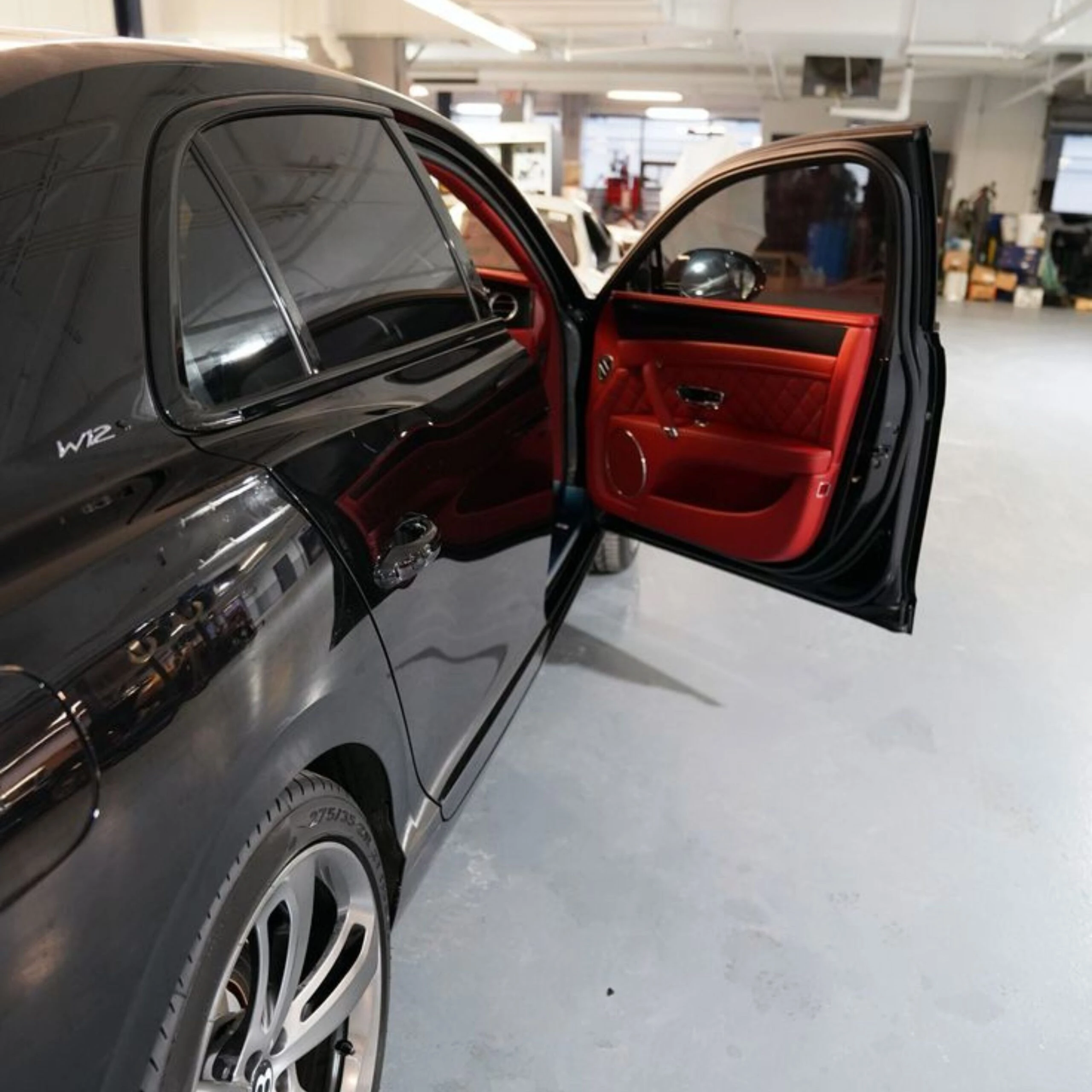 Veículo com película automotiva nano cerâmica Diamond HD aplicada – lateral