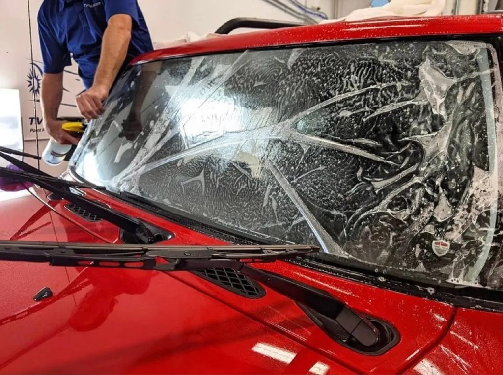 Aplicação de película para proteção de parabrisa  em carro de rua - Exemplo 3